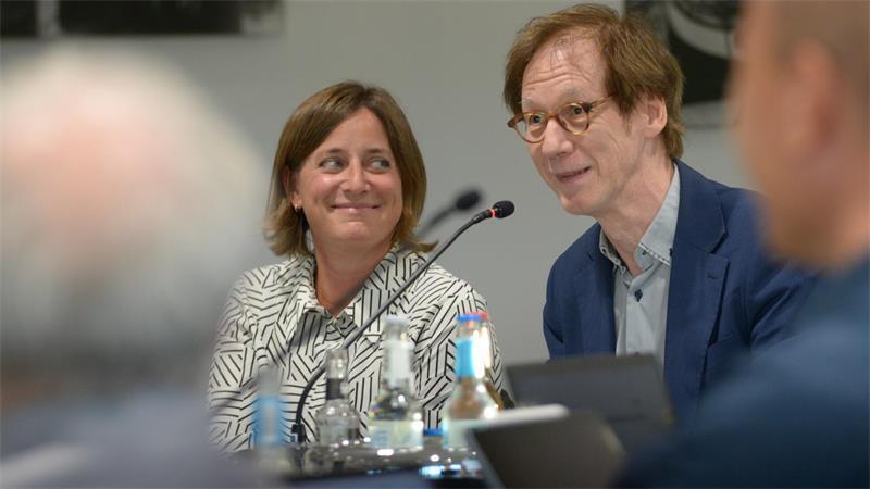 Neuer Buxtehuder Bahnhof: Politik macht Weg frei für weitere Schritte Inga Schlichting von der Deutschen Bahn und Roland Neumann vom Büro Bahnstadt freuen sich auf die Umsetzung des Projekts.
