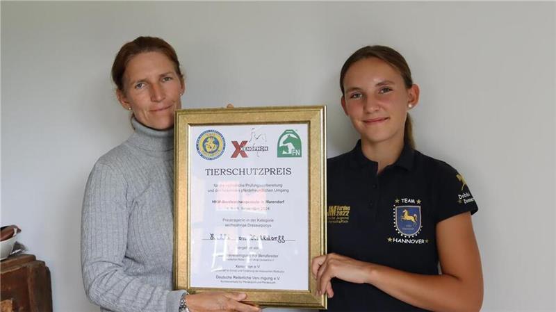 Reiterin mit Herz: Lilli von Helldorff erhält besondere Auszeichnung Inga und Lilli von Heldorff halten hier die Auszeichnung, die Lilli bei dem Championat verliehen bekommen hat.