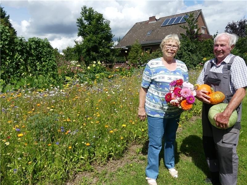 Inge (76) und Otto (82) Quast vor einem Teil ihres Gartens in Hinterbrack. Die beiden arbeitsamen Ruheständler betrachten Blumen und Pflanzen als etwas Lebendes. Und Inge Quast findet immer irgendwo noch ein Plätzchen, das noch ein bisschen