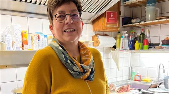 Inge Krämer in der kleinen Küche der Klönstuv. Hier haben sie und ihr Team 30 Jahre lang gekocht. Ab Januar ist die Gaststätte geschlossen.