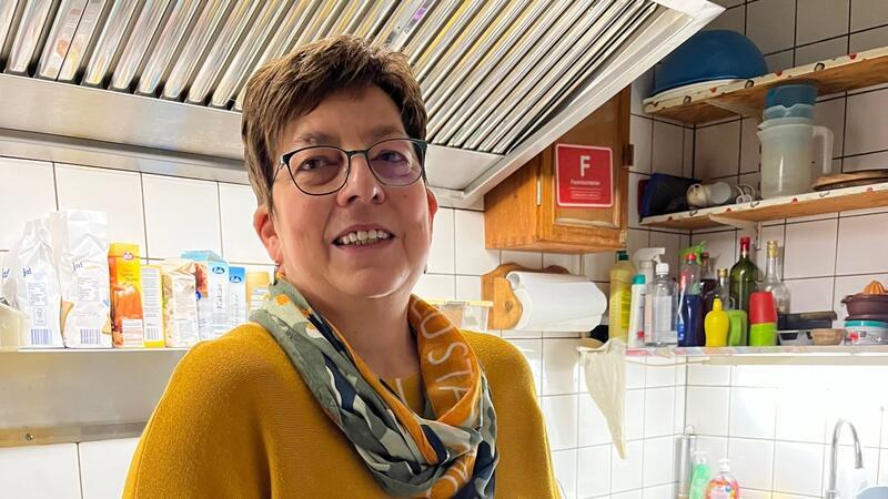 Ende einer Gaststätte mit Herz: Inges Klönstuv in Himmelpforten schließt Inge Krämer in der kleinen Küche der Klönstuv. Silvester wird sie hier zum letzten Mal das Essen für den Lieferdienst vorbereiten.