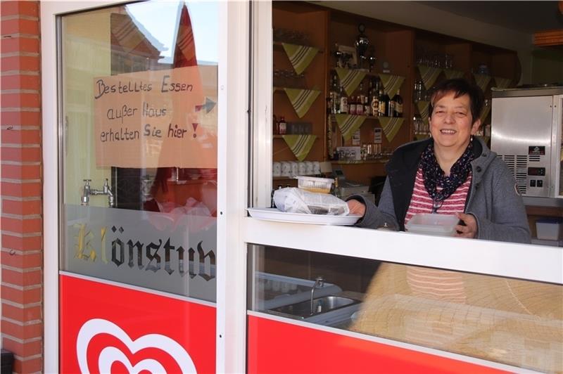 Inge Krämer versorgt nicht nur mit Außer-Haus-Verkauf, sondern vor allem mit ihrem Lieferdienst seit 15 Jahren ältere Gäste mit warmen Mahlzeiten. Foto: Klempow