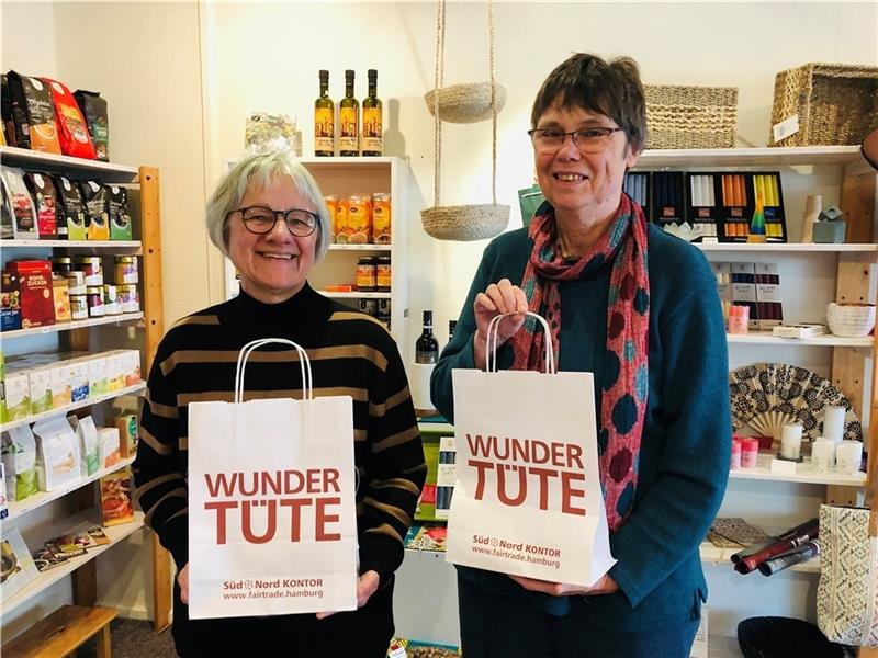 Weltladen Himmelpforten: Wo Fairness ein Geschäftsprinzip ist Ingeborg Spitz und Karin Diestel-Meyer haben Wundertüten zum 30-jährigen Bestehen des Weltladens gepackt. Foto: Klempow