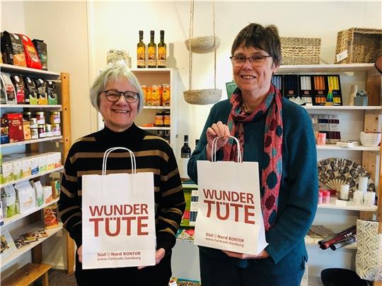 Ingeborg Spitz und Karin Diestel-Meyer haben Wundertüten zum 30-jährigen Bestehen des Weltladens gepackt. Foto: Klempow