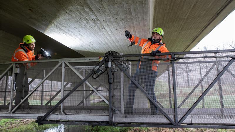 Der Landkreis Stade ließ 55 Brücken unter die Lupe nehmen Ingenieure bei der Untersuchung der Brücke über den Heidbeck (Ostumgehung Stade/K30).