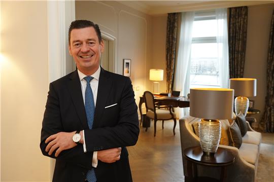 Ingo C. Peters, Direktor des Grandhotels «Vier Jahreszeiten», steht in die Maria Callas Suite, eine der sogenannten Celebrity Suiten des Luxushotels. Das Hotel an der Binnenalster feiert sein 125-jähriges Bestehen. Foto: Marcus Brandt/dpa