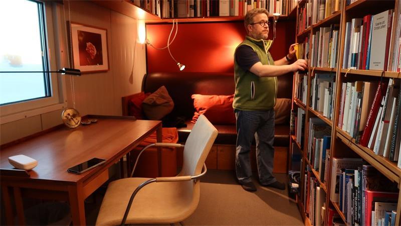 Von Hannover in die Antarktis - Arzt lebt seinen Traum Ingo Gerstmann ist auch für die Betreuung der „Bibliothek im Eis“ zuständig.
