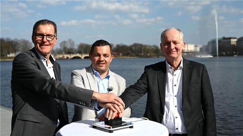 Hamburger Alsterfontäne sprudelt wieder Ingo Hannemann (l-r) von der Geschäftsführung von Hamburg Wasser, Ralf Neubauer, Bezirksamtsleiter Hamburg-Mitte, und Anselm Sprandel, Staatsrat der Behörde für Umwelt, Klima, Energie und Agrarwirtschaft, drücken auf den Startknopf für die Alsterfontäne.