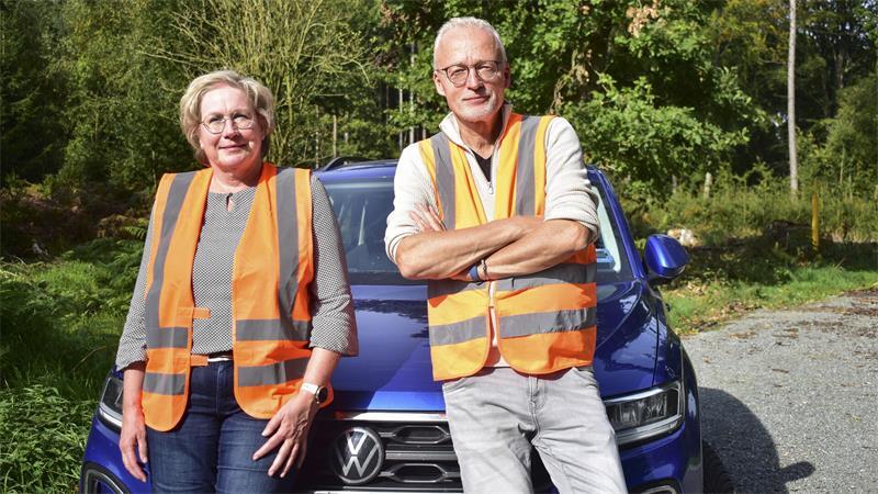Ein staubiger und riskanter Job: Waldkalkung von Fredenbeck bis Beverstedt Ingo Heine (Rail Coach) von der EVB plant die Waldkalkungen zusammen mit den Fachbereichen Netzbetrieb und Bautechnik. Andrea Stein kümmert sich um die Öffentlichkeitsarbeit.