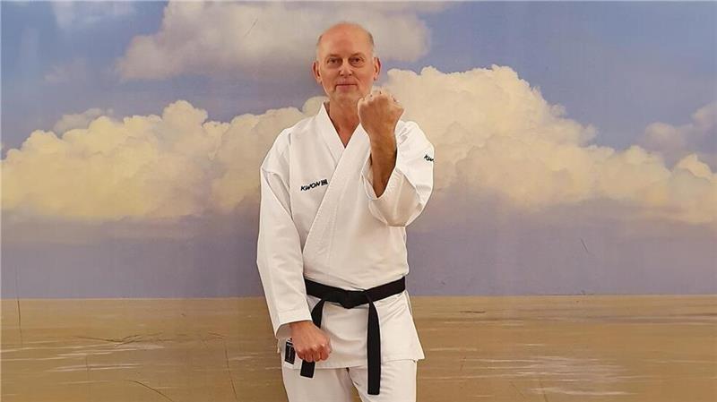 Karate-Ass statt Rollstuhl: Wie ein Ex-Airbus-Fertiger dem Parkinson trotzt Ingo Lukes hat im Oktober 2022 die Prüfung zum 1. Dan im Wado-Ryu-Karate abgelegt.