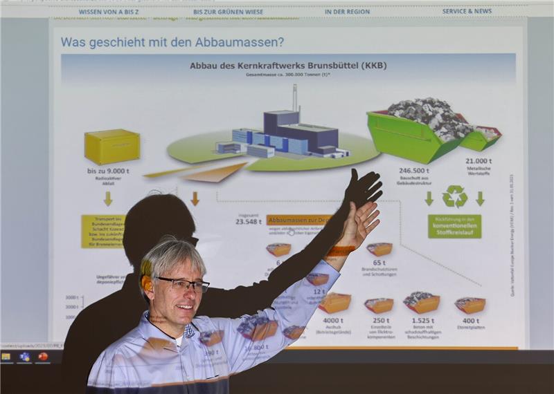 Ingo Neuhaus, technischer Geschäftsführer Vattenfall Europe, erläutert die Rückbaumassnahmen bei einem Presserundgang im Kernkraftwerk Brunsbüttel (KKB). Der Rückbau des schleswig-holsteinischen Kernkraftwerks Brunsbüttel kommt voran. Der Reaktor ist seit 2007 dauerhaft abgeschaltet, im Jahr 2019 startete der Rückbau. Foto: Christian Charisius/dpa