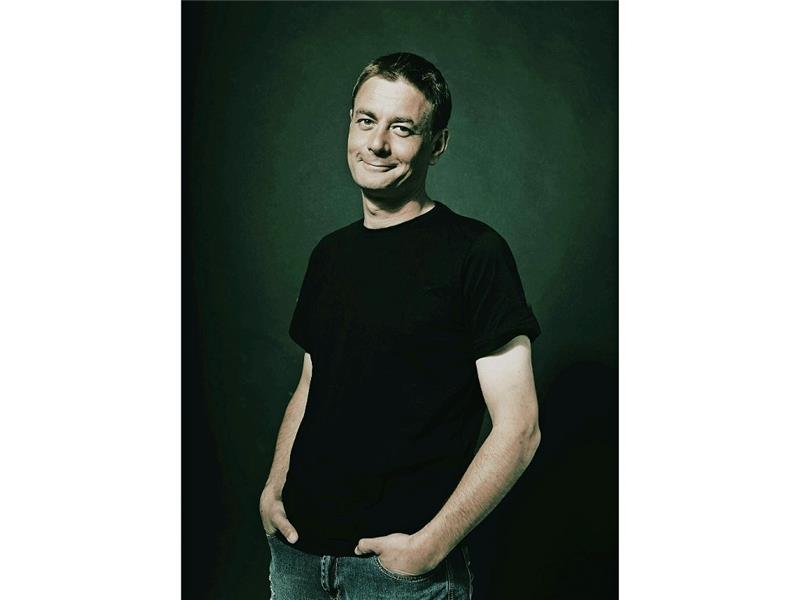 Ingo Oschmann bittet aufs Spielfeld.