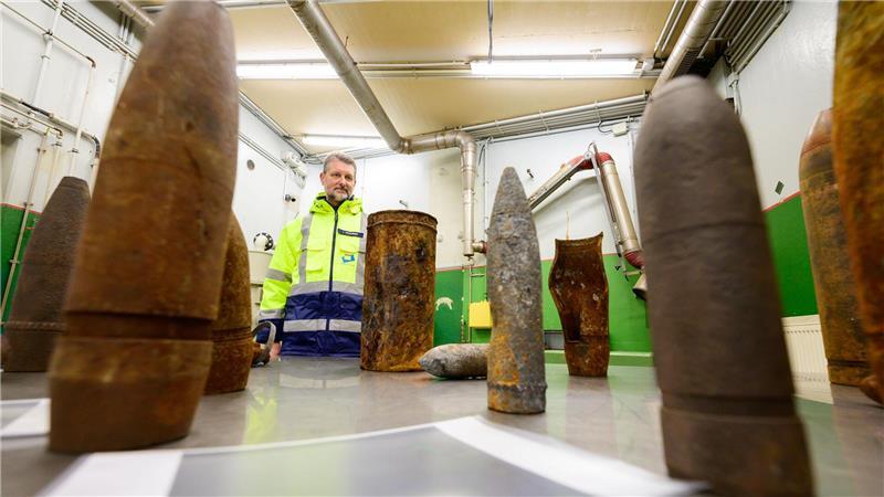 Ingo Schories, Leiter der Abteilung Vernichtung von Munition und Explosivstoffen bei der GEKA, steht neben verschiedenen Munitionstypen.