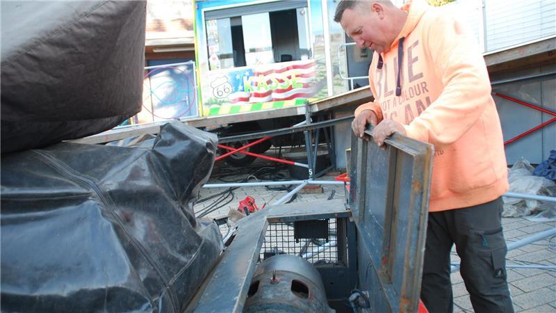 Ingo Schwenk zeigt den Motor, das Herzstück des Nightdancers.
