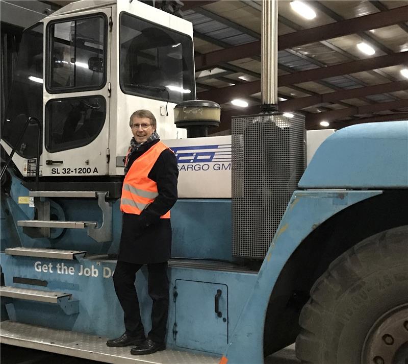 Ingo Zemelka auf einem schweren Reach-Stacker.