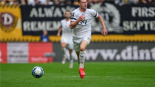 Ingolstadts Jannik Mause spielt den Ball.