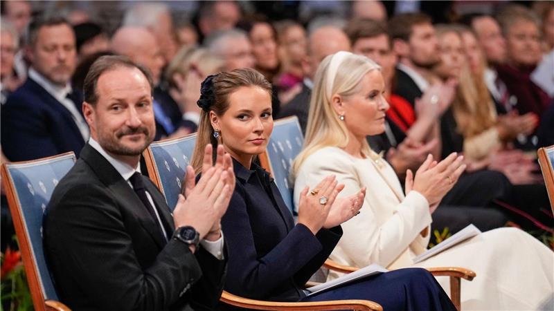 Ingrid Alexandra (Mitte) kehrt nach Hause zurück, um bei ihrer Mutter Mette-Marit (rechts) zu sein. Und sicher auch, um Papa Haakon (links) bei seinen Aufgaben zu unterstützen. (Archivbild)