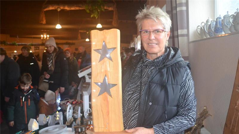 Ingrid Allers kommt seit vier Jahren zum Weihnachtsmarkt nach Groß Sterneberg und bietet Adventsdeko aus Holz an.