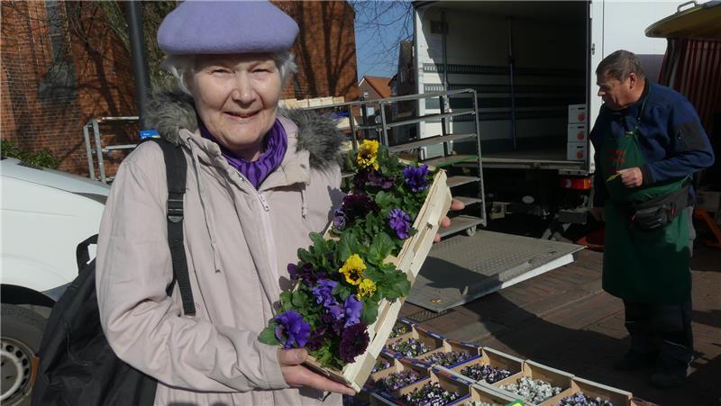 Ingrid Büch will Stiefmütterchen für ihren Garten kaufen.