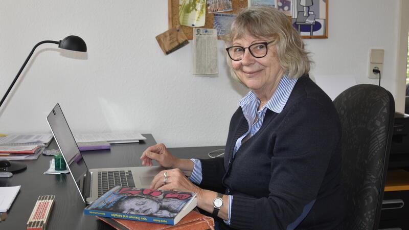 Ingrid Buttler an ihrem Schreibtisch, wo auch ihr erster Roman entstand.