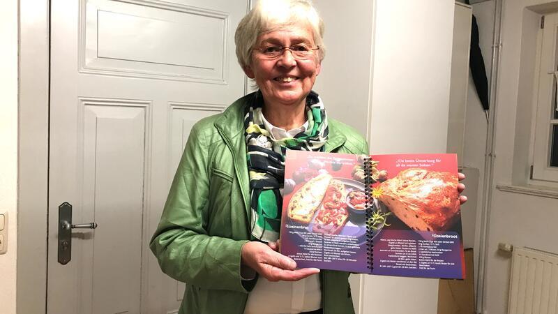 Ingrid Jochim präsentiert ihr Rosinenbrot.