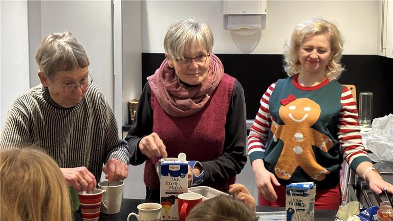 Ingrid Meyer (von links), Susanne von Hennig und Maryna Moroz bereiten jeden Samstag in der Markuskirche auch ein kleines Frühstück für die Kinder vor.