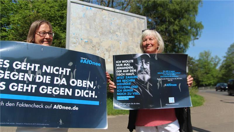 Bezahlkarte für Asylbewerber: CDU wehrt sich gegen AfD-Vergleich Ingrid Smerdka-Arhelger (links) und Barbara Erhardt-Gessenharter von der BI Menschenwürde.
