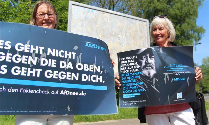 Streit um Bezahlkarte: CDU kritisiert Hilfsaktion für Asylbewerber Ingrid Smerdka-Arhelger und Barbara Erhardt-Gessenharter von der BI Menschenwürde im Landkreis Stade mit Plakaten der Initiative des Vereins Demopuk zur Förderung demokratischer Politik und Kultur