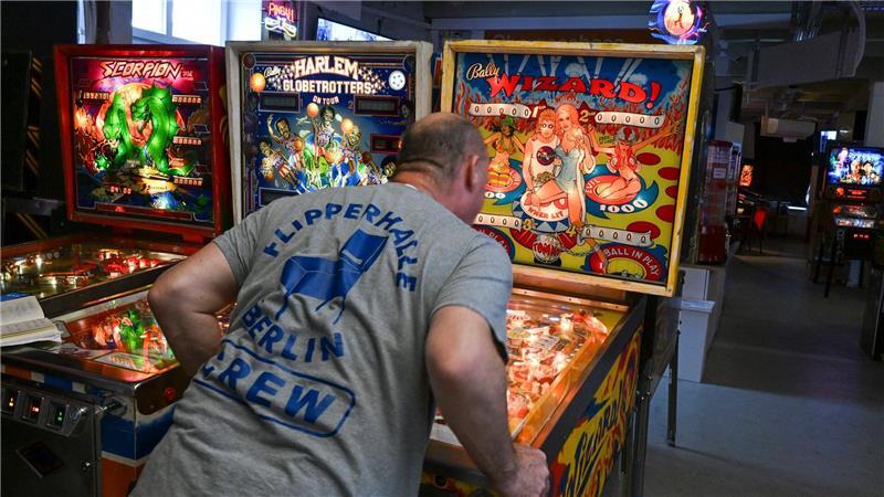 Das Comeback der Flipper-Automaten Inhaber Jörg Meißner macht seine Sammlung jedes Wochenende Besuchern zugänglich.