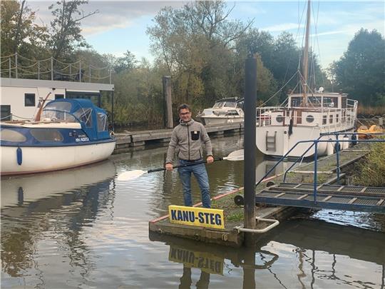 Inhaber Philipp Heindl an der neuen Anlegestelle in Buxtehude. Foto: Brandt