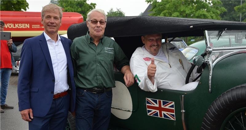 Inhaber Volker Mohr, Claus Bredehöft vom CCN und Claus Heinrich in seinem Bentley 8 Litre Le Mans Open Tourer (von links nach rechts). Foto: Husung