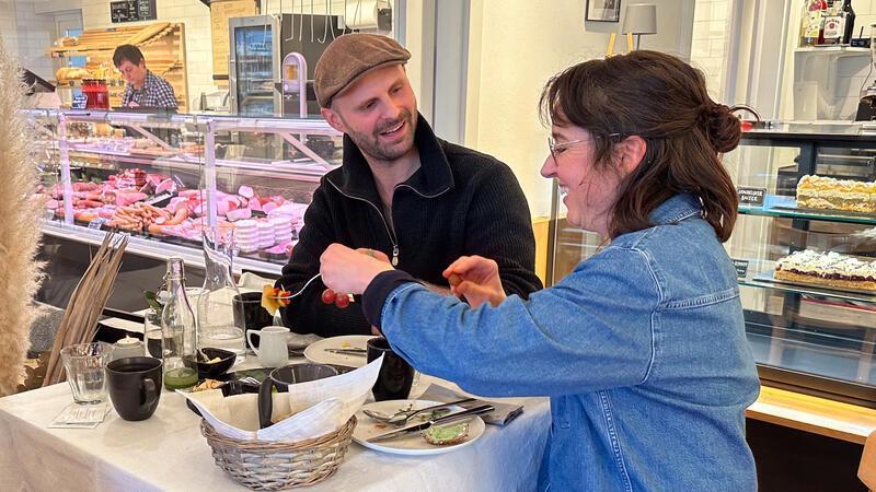 Inhaber in Auszeit: Die Inhaber von „Tante Hilda“, Monja Dieckmann und Goran Gallandt, genießen den Brunch, den sie einmal völlig in die Hände ihrer Helferinnen gelegt haben.