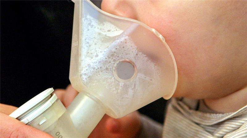 Inhalationsgeräte im Test: Die meisten sind „gut“ Inhalationsgeräte sind für Kinder wie für Erwachsene gleichermaßen gemacht. Babys brauchen allerdings mitunter eine spezielle Babymaske