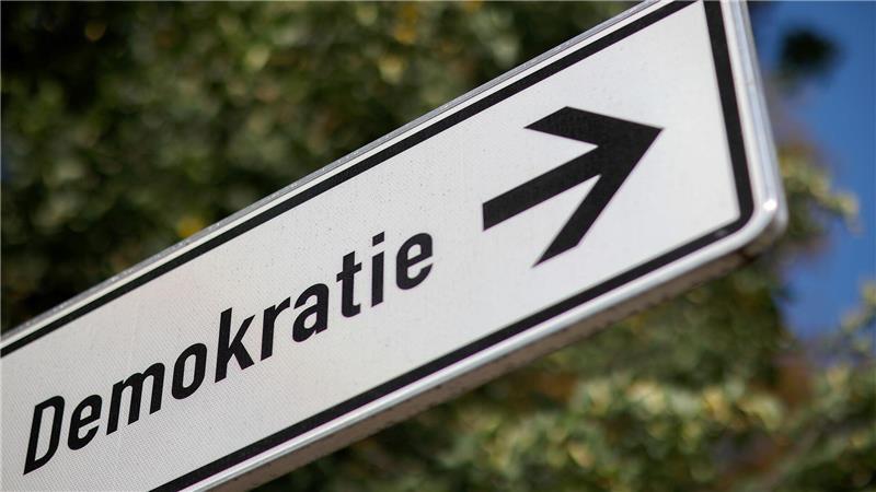 Initiativen der Zivilgesellschaft sehen sich laut einer Analyse der Amadeu Antonio Stiftung systematisch unter Druck gesetzt. (Symbolbild)