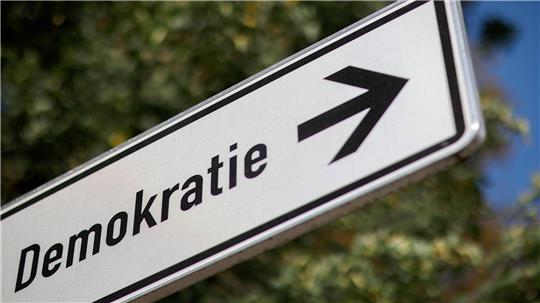 Initiativen der Zivilgesellschaft sehen sich laut einer Analyse der Amadeu Antonio Stiftung systematisch unter Druck gesetzt. (Symbolbild)