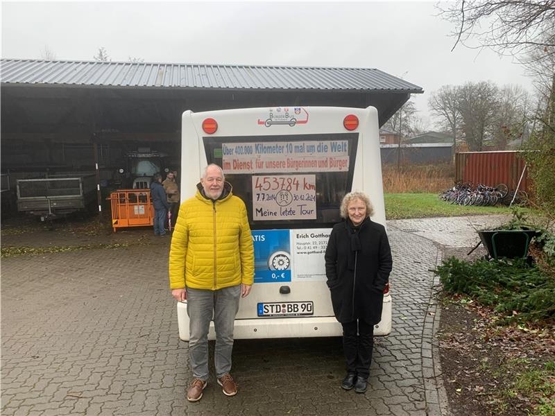 Initiator und Schatzmeister Uli Schumacher mit der Bürgerbus-Vorsitzenden Elke Weh . Fotos: Bröhan