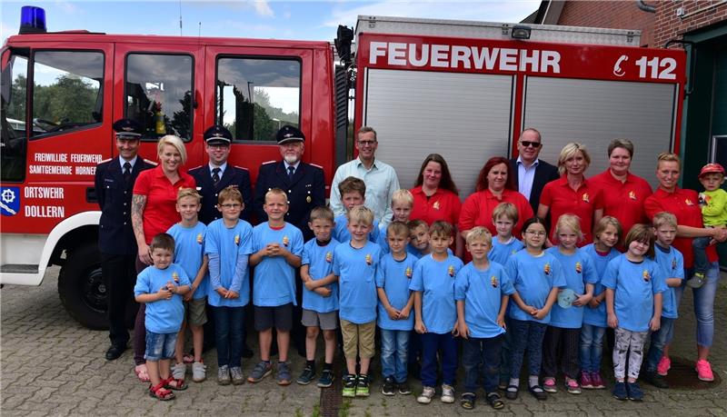 Initiatoren, Betreuer und Sponsoren begrüßen die Kinderfeuerwehr am Feuerwehrhaus in Dollern. Foto: Beneke