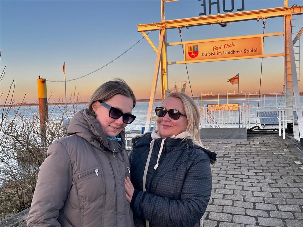 Inna Holubechenko (rechts) mit ihrer Tochter Kristina Tolmachova am Lühe-Anleger...