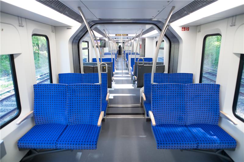 Innenansicht eines Zuges der S-Bahn Hamburg vom Typ „ET 490“.  Foto: Reinhardt/dpa