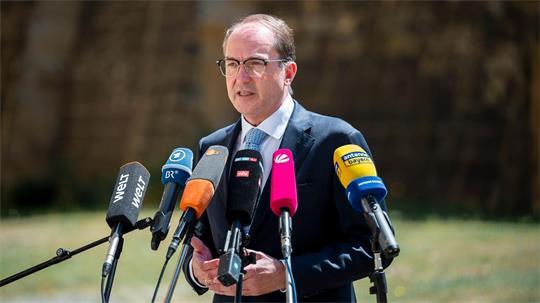 Innenminister Alexander Dobrindt (CSU) hat einen Abschiebeflug für 31 Personen aus Afghanistan bestätigt.