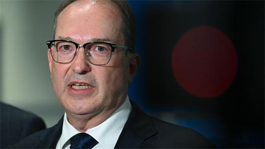 Innenminister Alexander Dobrindt hat seinen Urlaub unterbrochen, um sich vor Ort zu informieren.