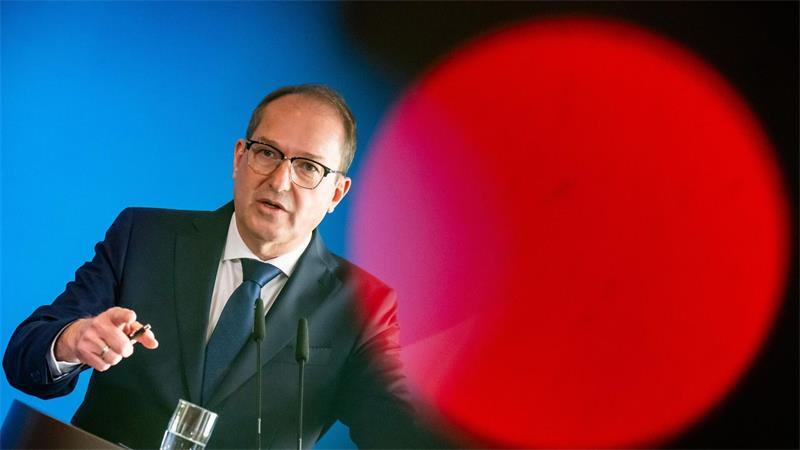 „Königreich Deutschland“: Anklage gegen mutmaßliche Anführer Innenminister Dobrindt hatte den Verein wenige Tage nach Amtsantritt verboten. (Archivbild)