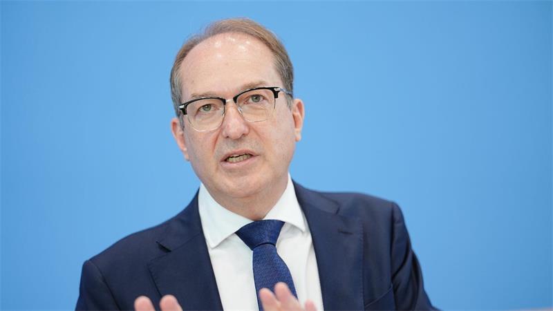 Karlsruhe stärkt Afghanen bei Visa-Klagen den Rücken Innenminister Dobrindt sieht zunächst keinen Handlungsbedarf. (Archivbild)