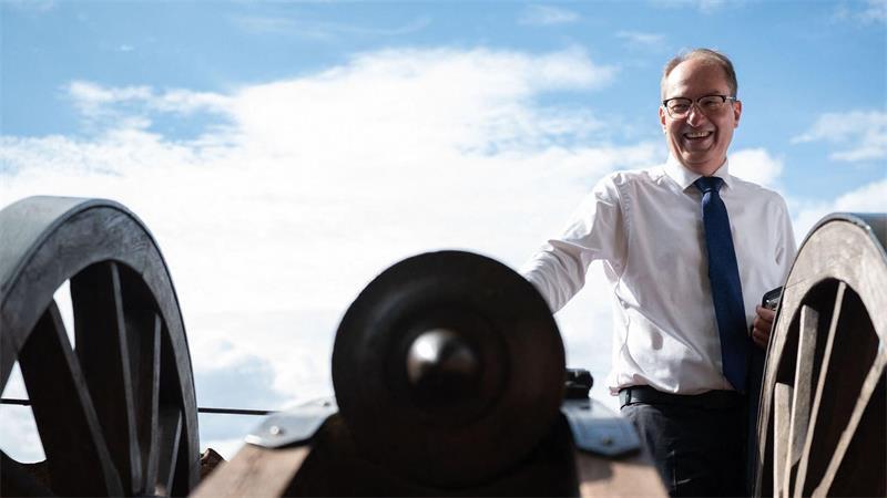 Innenminister Dobrindt steht auf der Wartburg an einer Kanone.