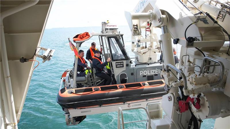 Drohnen und Schattenflotte: Dobrindt sieht Bedrohnungslage auf der Ostsee Innenminister Dobrindt wird in einem Schnellboot an Bord der „Neustadt“ gehievt.