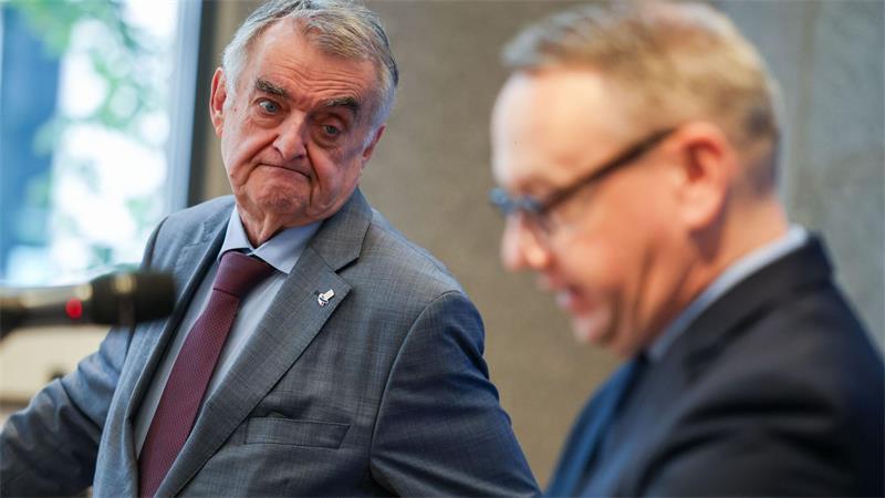 NRW gelingt Schlag gegen berüchtigte russische Hackergruppe Innenminister Herbert Reul (links) rät betroffenen Unternehmen, Ransomware-Erpressungen zur Anzeige zu bringen.