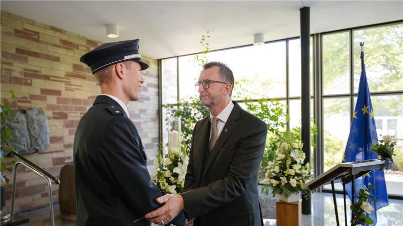 Innenminister Jost kondoliert Polizisten. 