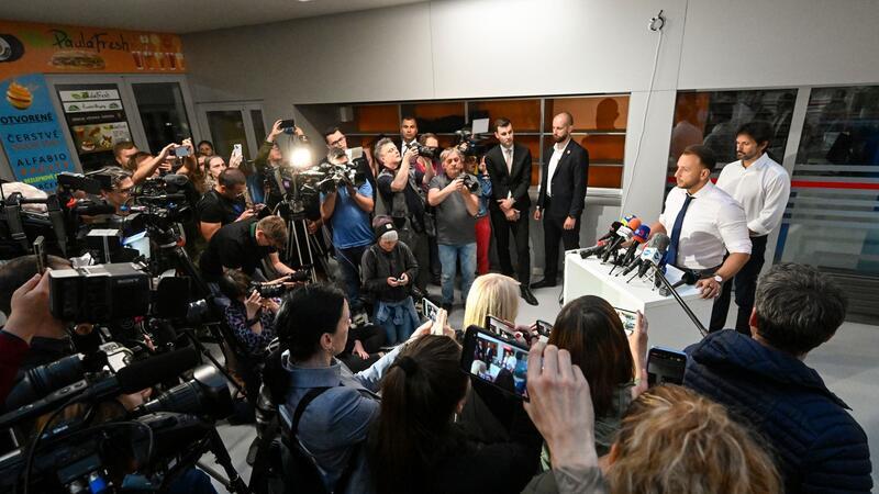 Innenminister Matus Sutaj Estok informiert auf einer Pressekonferenz. Das Attentat auf Fico hat nach Einschätzung der Regierung ein „klar politisches Motiv“.