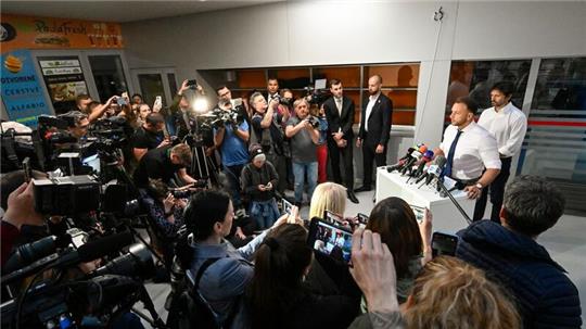 Innenminister Matus Sutaj Estok informiert auf einer Pressekonferenz. Das Attentat auf Fico hat nach Einschätzung der Regierung ein „klar politisches Motiv“.