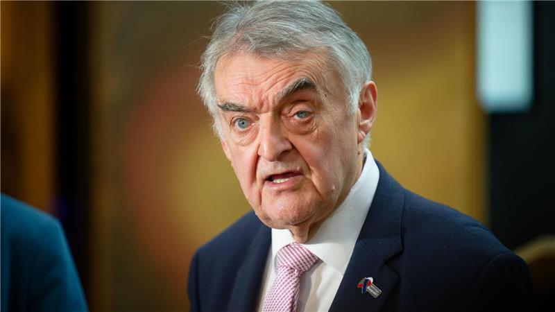 Ermittler: Schuss auf bewaffnete Zwölfjährige im Treppenhaus Innenminister Reul will nun den Austausch mit Gehörlosen-Verbänden suchen.